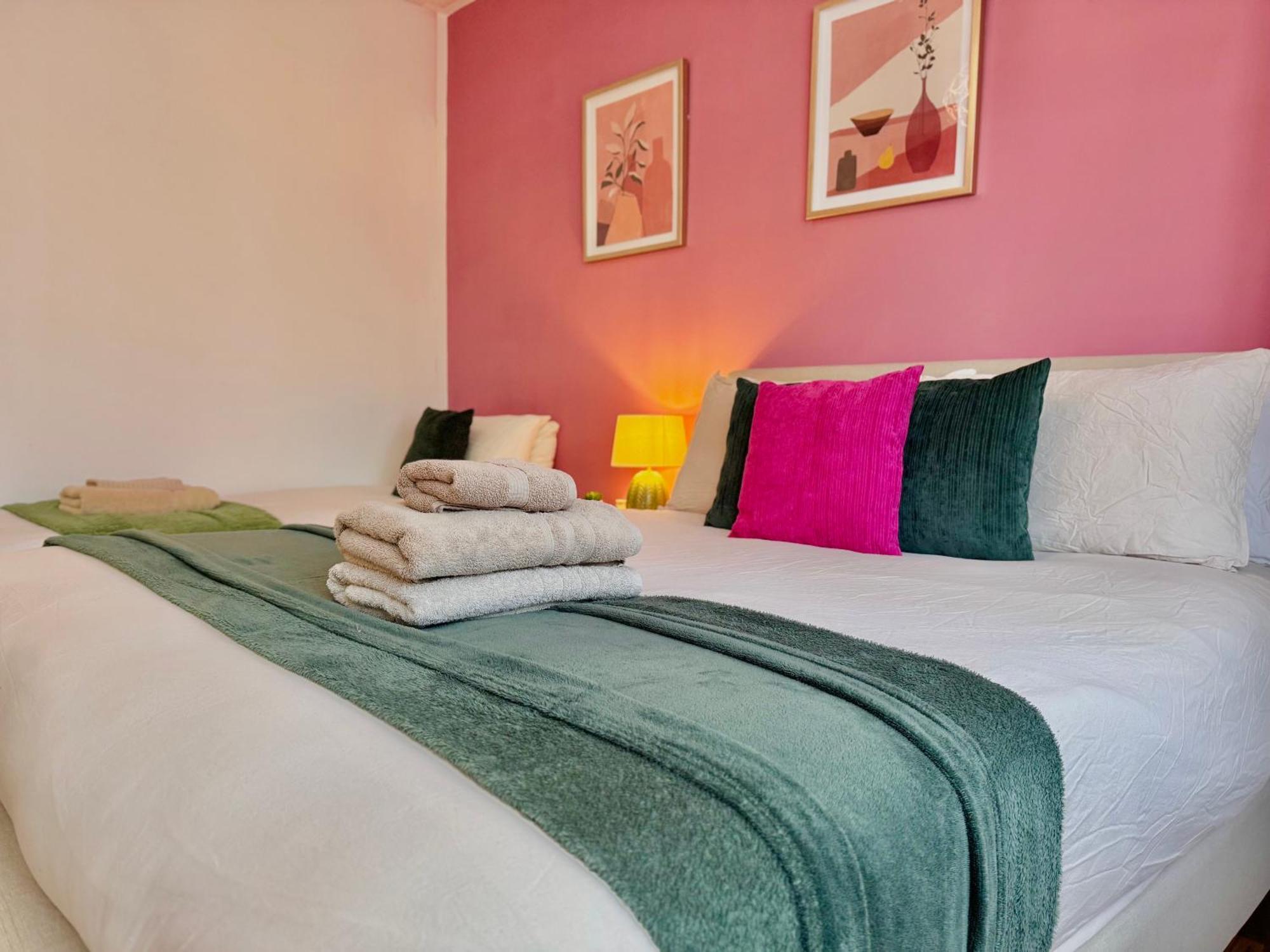 Modern 1-bed 30min To & Parking * London