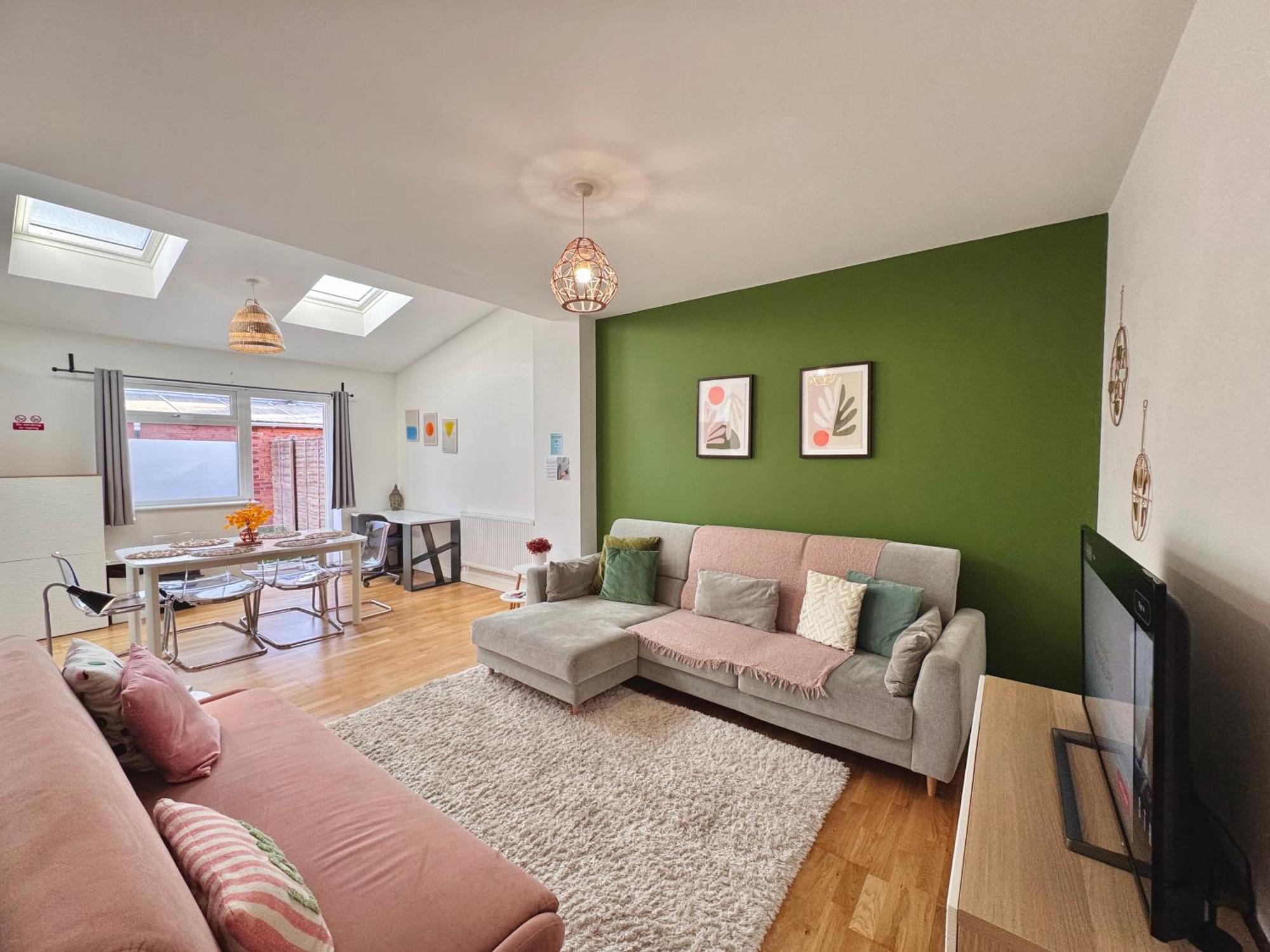Modern 1-bed 30min To & Parking Apartment *