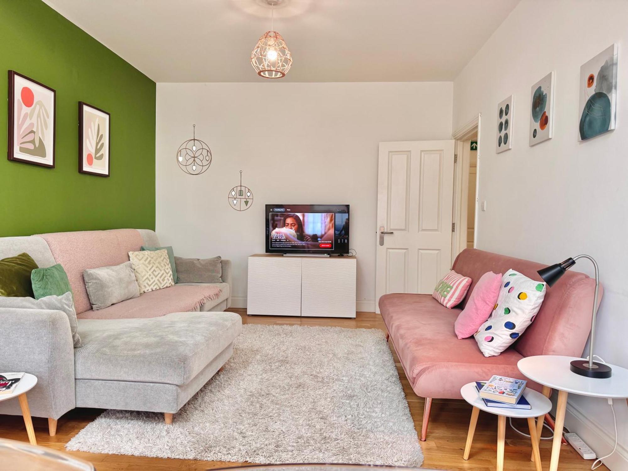 Apartment Modern 1-bed 30min To & Parking *