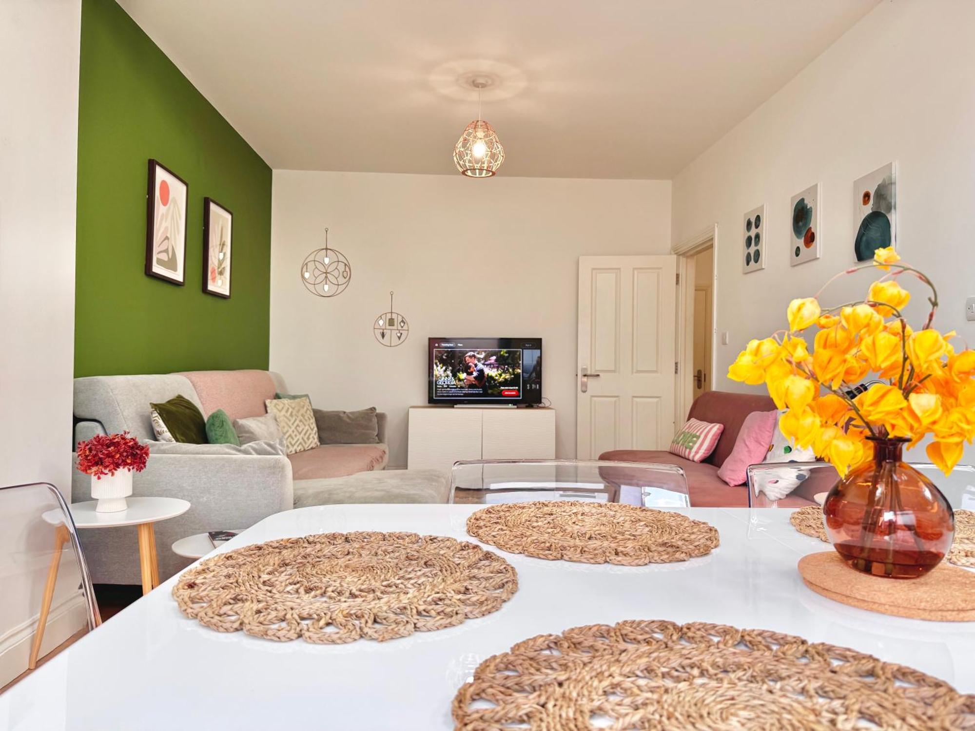 Modern 1-bed 30min To & Parking *