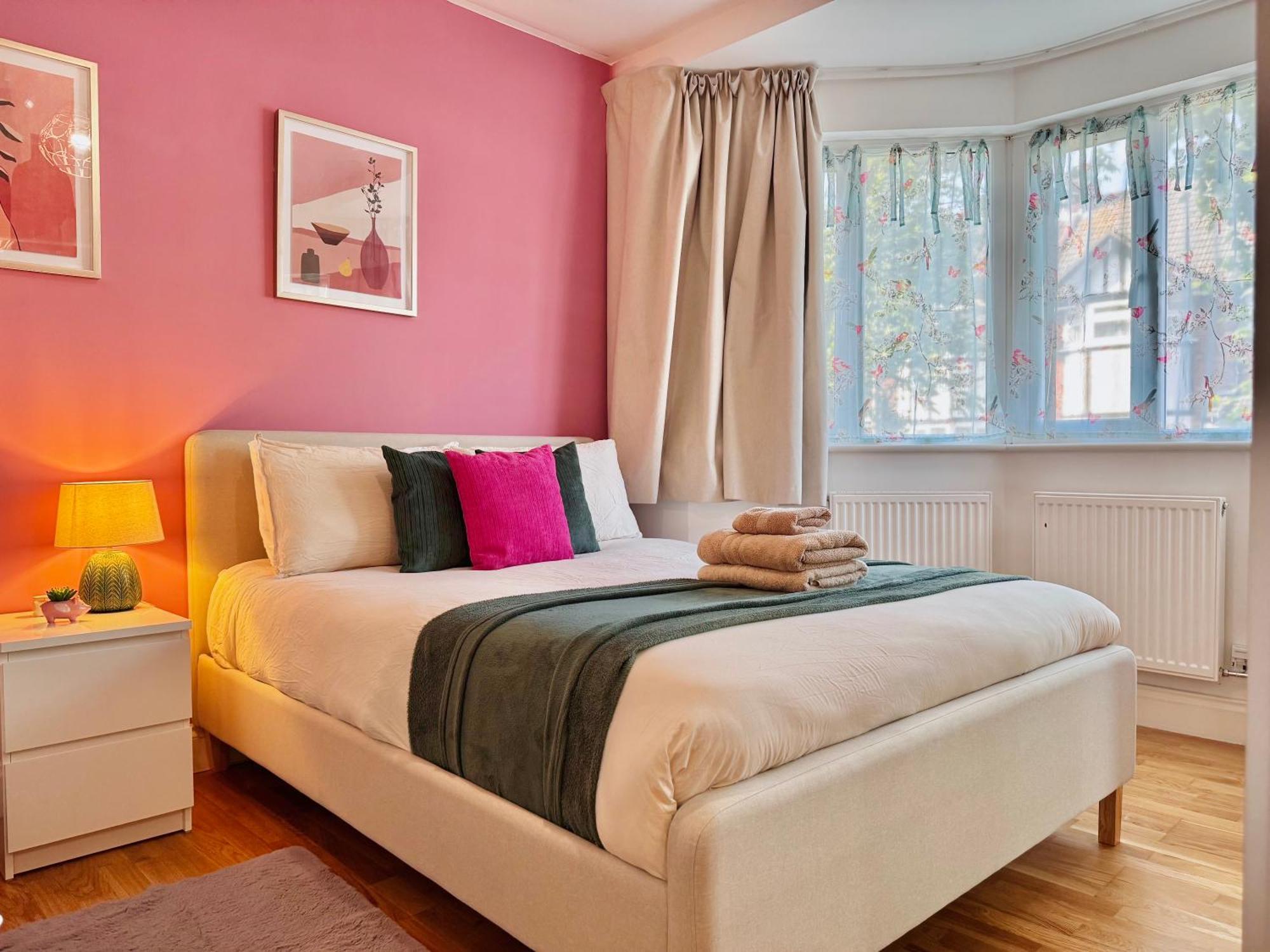Modern 1-bed 30min To & Parking * London