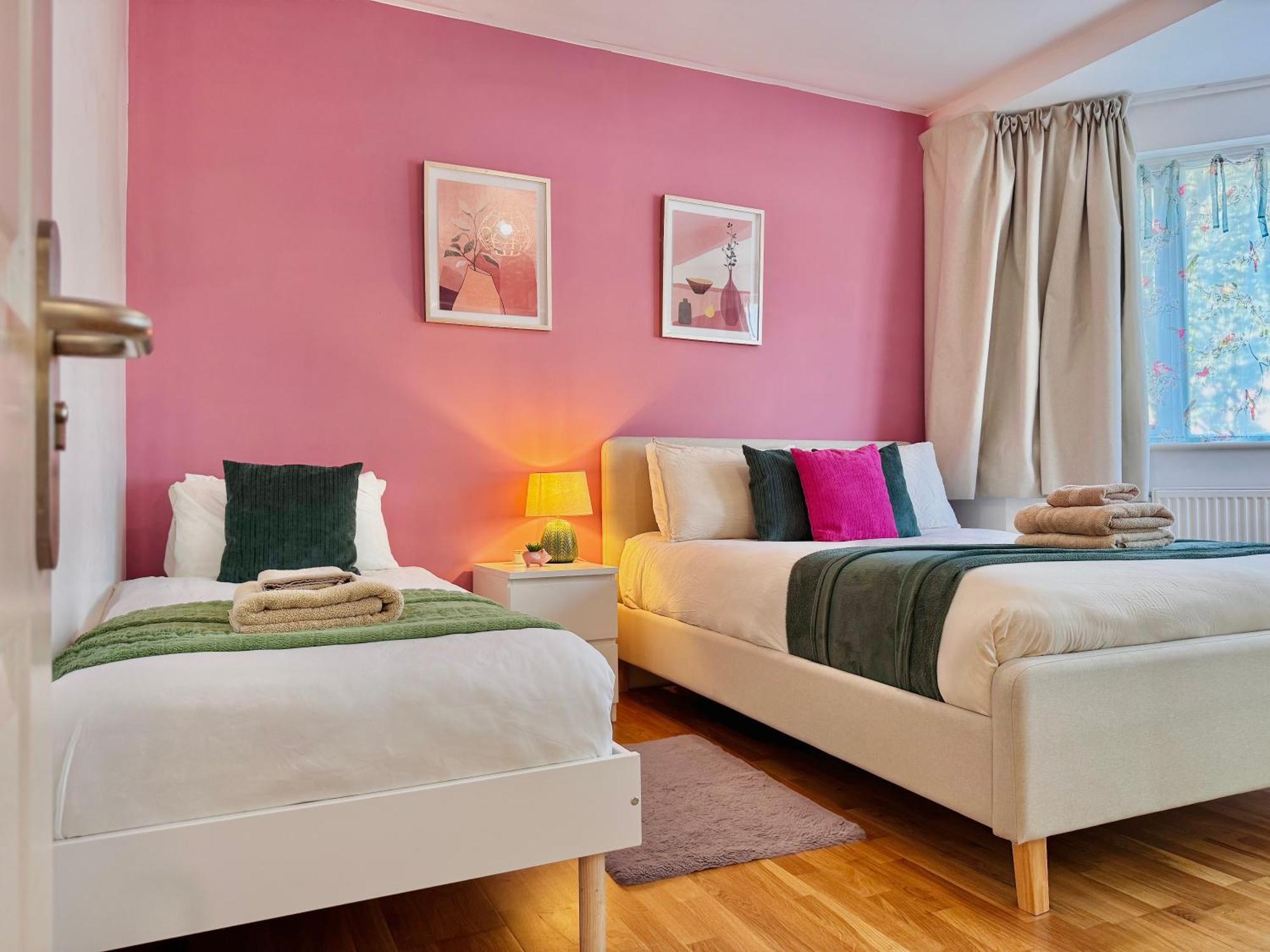 Apartment Modern 1-bed 30min To & Parking