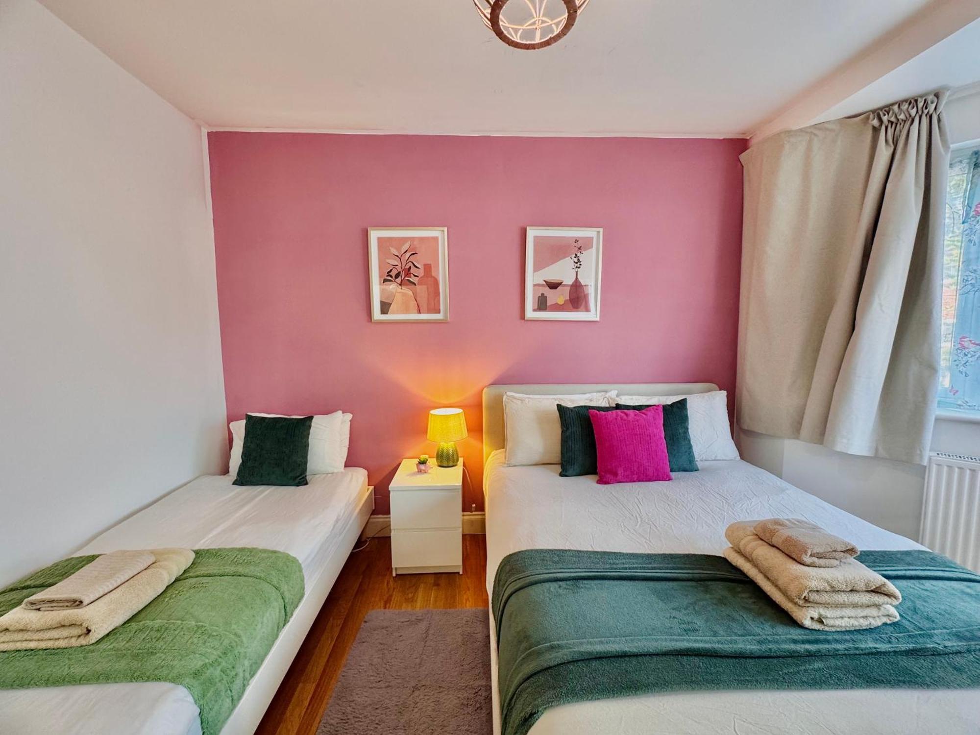 Modern 1-bed 30min To & Parking Apartment *