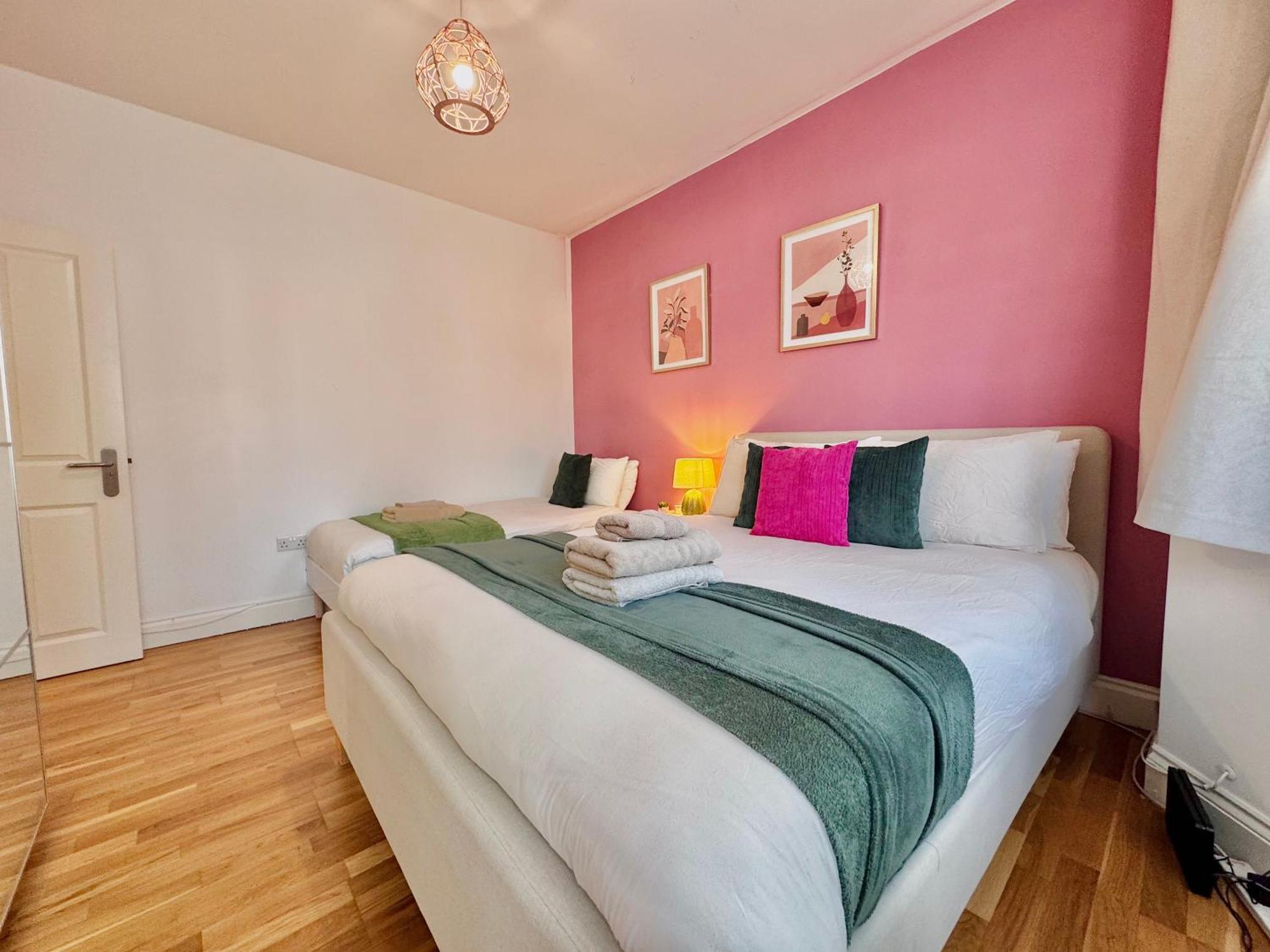 Apartment Modern 1-bed 30min To & Parking *