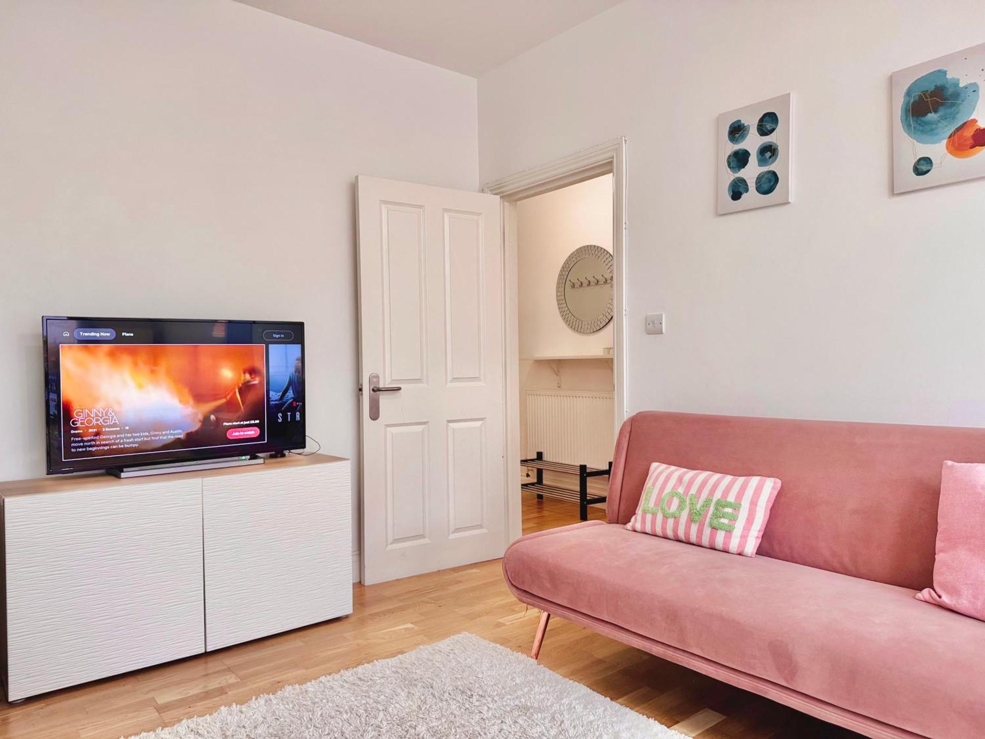 Modern 1-bed 30min To & Parking * London