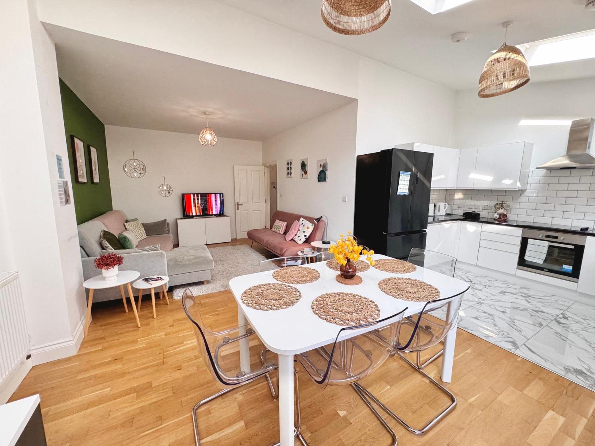 Apartment Modern 1-bed 30min To & Parking *