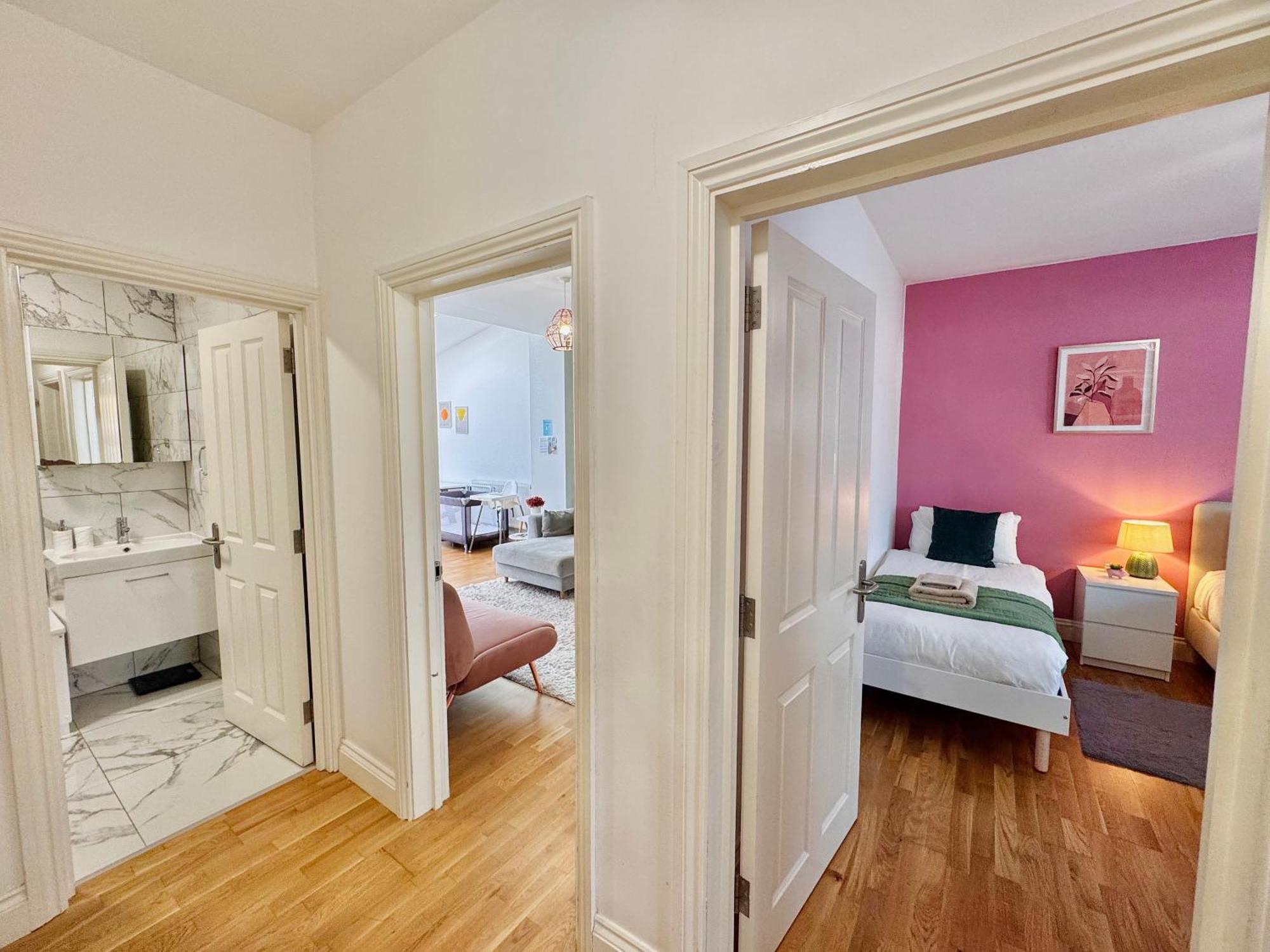 Modern 1-bed 30min To & Parking London