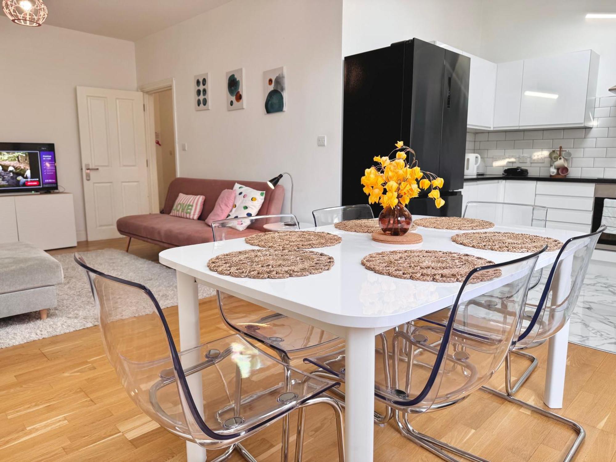 Apartment Modern 1-bed 30min To & Parking