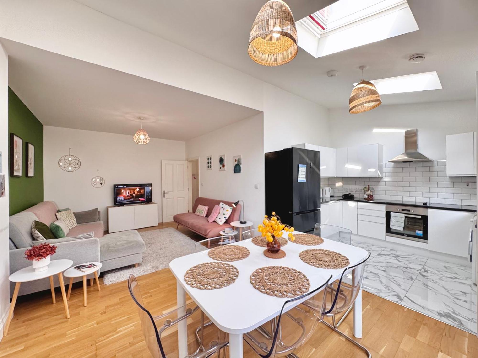 Modern 1-bed 30min To & Parking London